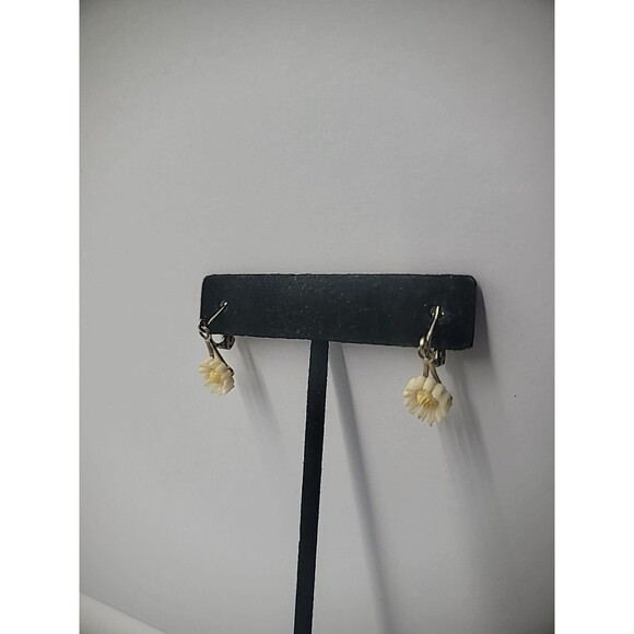 Vintage Earrings Clip On Gold Tone Daisy Flowers Dainty Small Jewelry Costume - Picture 6 of 12